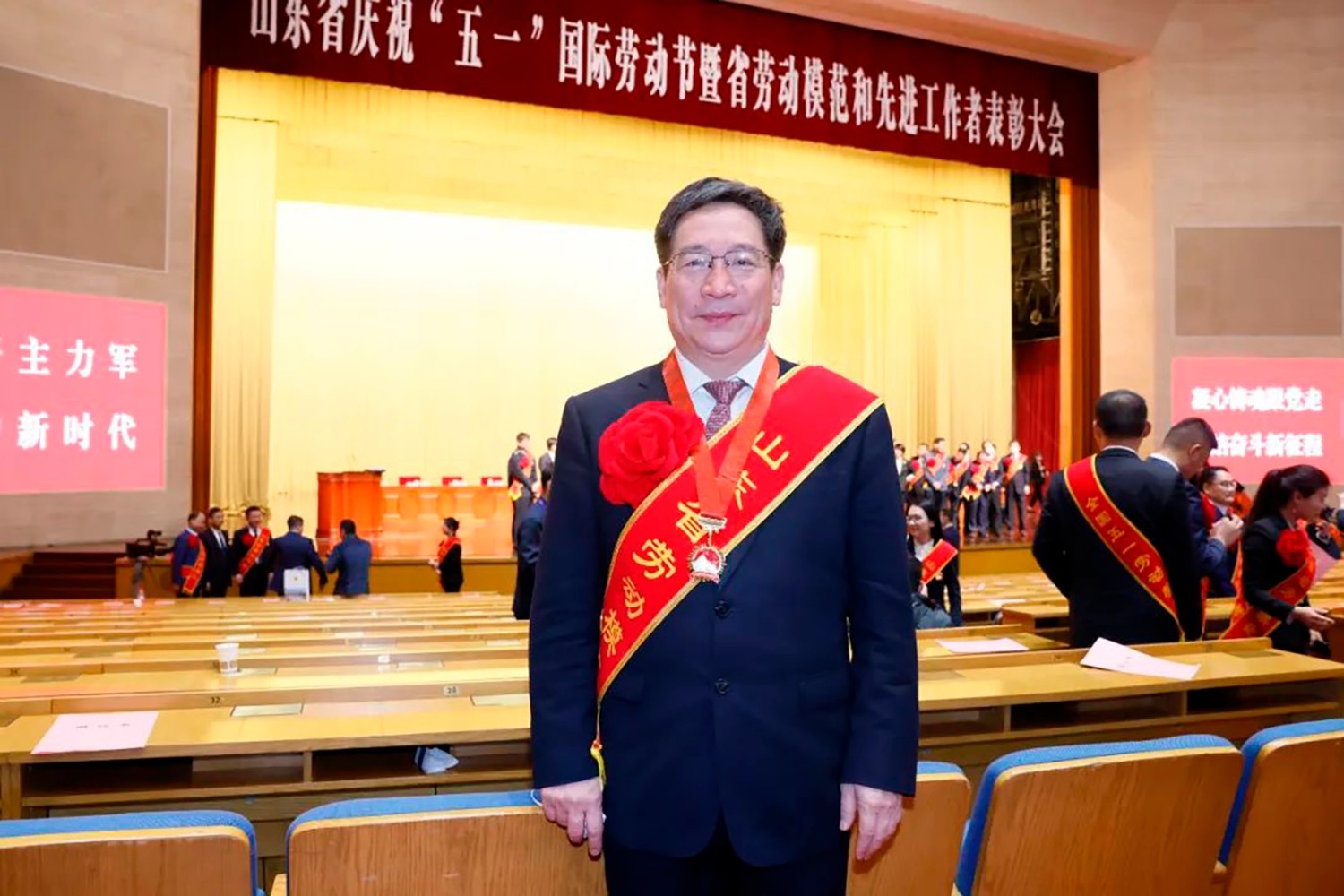 喜報(bào)！李永勝董事長(zhǎng)被授予“山東省勞動(dòng)模范”稱號(hào) 受省委、省政府表彰 (5)